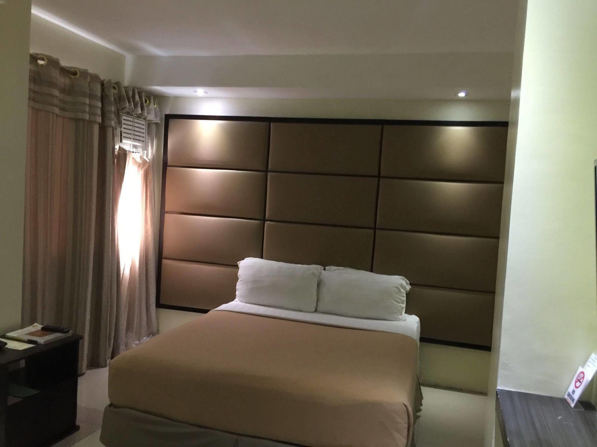 Canberry Hotel Cebu Exterior photo